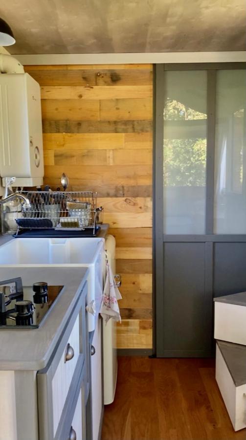 Vila Jolie Tiny House Sous Les Grands Arbres Cholet Exteriér fotografie